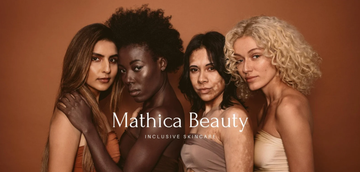 Quatro mulheres abraçadas e olhando para frente