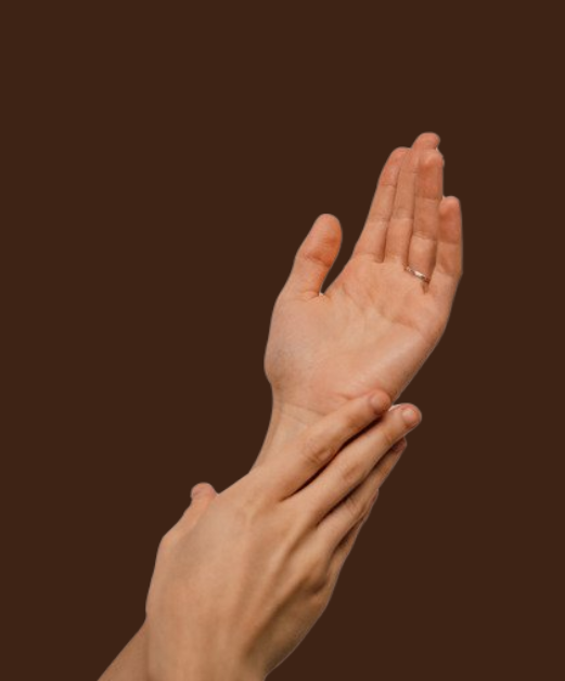Mãos de mulher entrelaçadas sobre fundo cinza